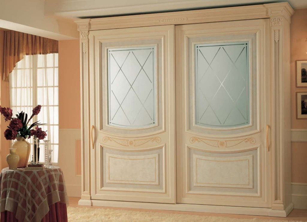 Дверь классика стекло. Классические двери со стеклом. Двери в классическом стиле. Двери классика со стеклом. Раздвижные двери классика.