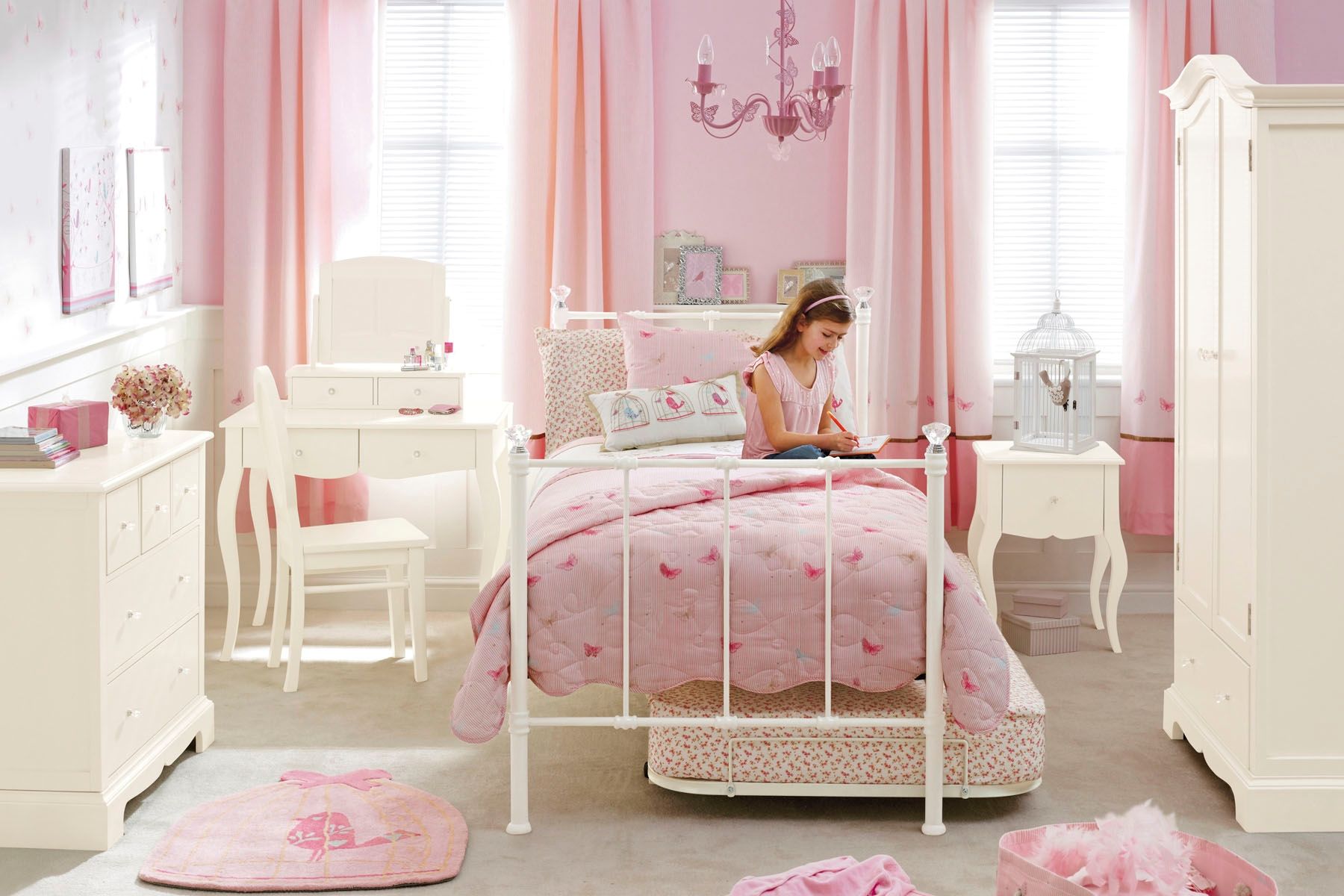 Розовая мебель в детскую комнату для девочек
