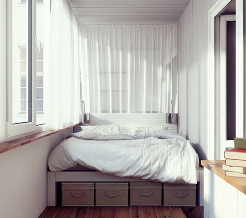 Расстановка мебели в спальне с балконом